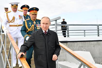 Путин на параде в Петербурге рассказал о новейшем вооружении и успехах ВМФ