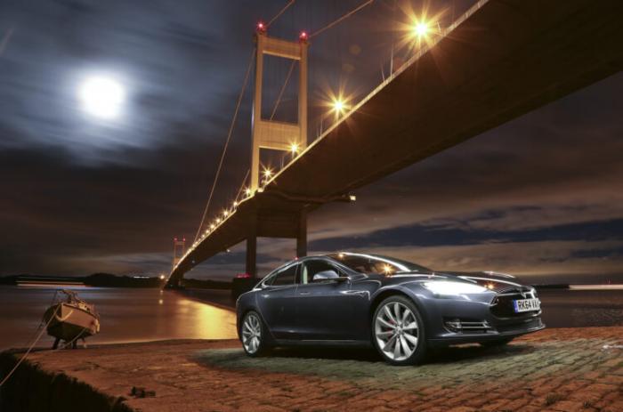 Автопилот Tesla принял Луну за желтый сигнал светофора