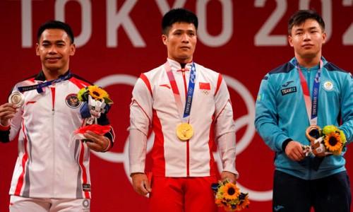 Опередивший казахстанского призера игр в Токио китайский тяжелоатлет установил два олимпийских рекорда
