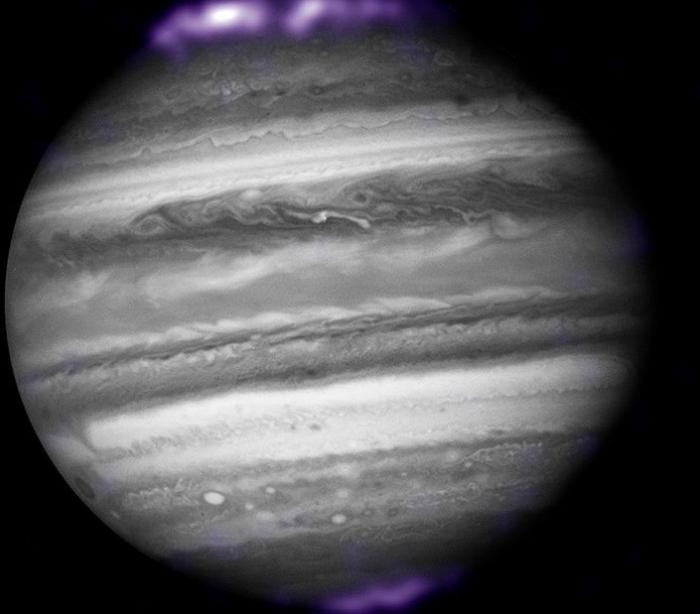 В NASA показали, как из Космоса выглядит полярные сияния на Юпитере
