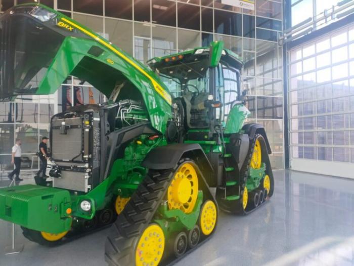 Шоу погрузчиков и самый инновационный в мире трактор показали на открытии сервисного центра в Кокшетау
