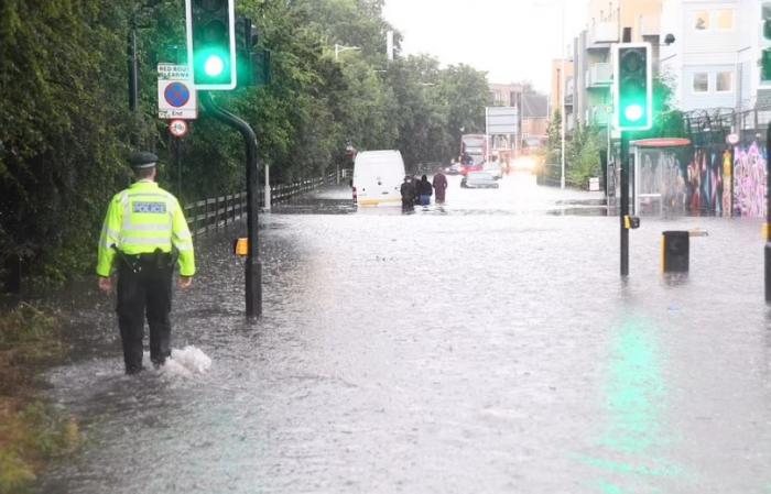 Проливные дожди и наводнение обрушились на Лондон, затопили метро и улицы