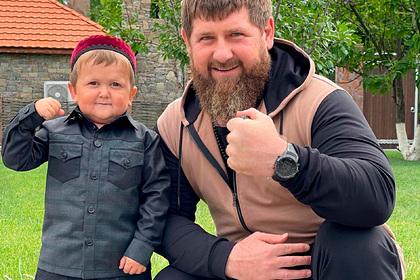 Кадыров вступился за блогера-карлика Хасбика и подарил ему Mercedes