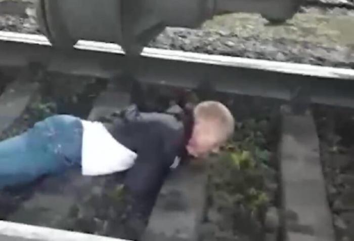 В России мужчина уснул на рельсах. Сигнал поезда не разбудил его