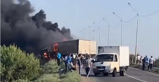 Две фуры и легковушка загорелись в результате ДТП на трассе Павлодара