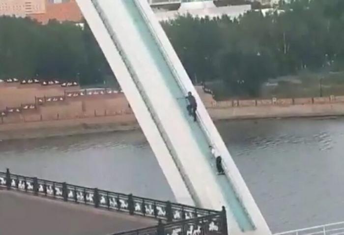 Астанчане залезли на арку моста ради видео в TikTok