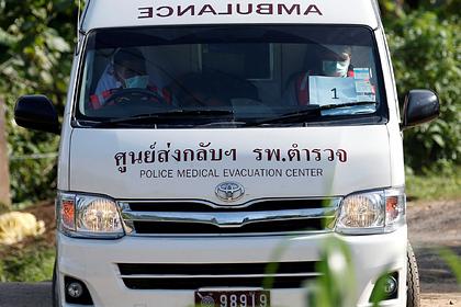 В Таиланде дочь бросила больного коронавирусом отца на тропе у храма