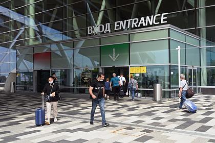 ФСБ задержала в аэропорту двух иностранцев с экстремистскими надписями на одежде