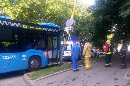 Число пострадавших в ДТП с автобусом у здания МГУ выросло до четырех
