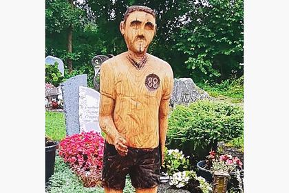 Мужчину заставили убрать с кладбища памятник отцу из-за сходства с Гитлером