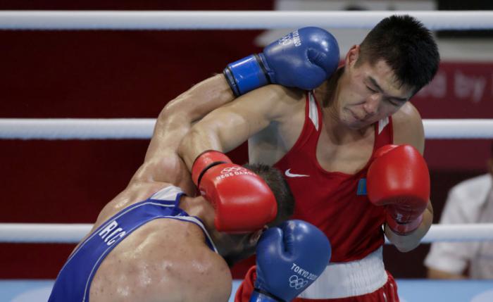 Очередная неудача: казахстанский боксер Нурдаулетов проиграл россиянину на Олимпиаде