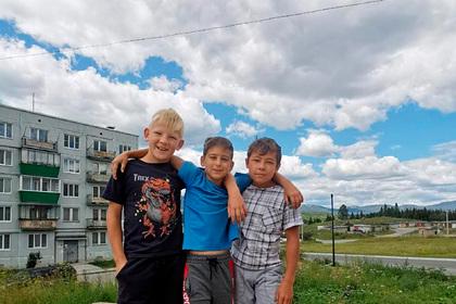Трое российских школьников спасли тонущего ребенка