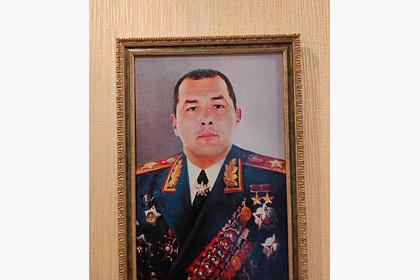 При обыске у сотрудника ГИБДД Таганрога нашли его портрет в форме маршала СССР