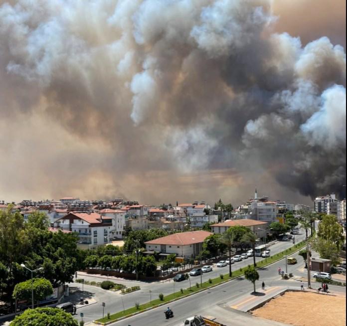 В турецкой курортной Анталии проводят эвакуацию жителей из-за лесных пожаров