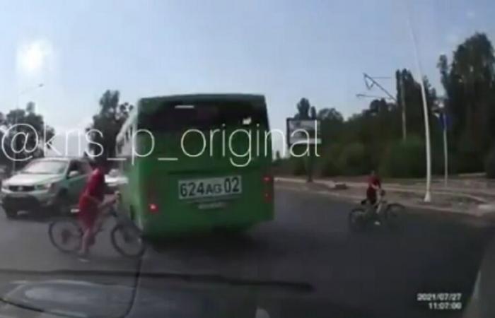 Чудом остались в живых: подростки едва не попали под автобус в Алматы