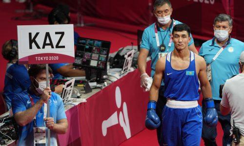 Казахстанский боксер отправил узбека в нокдаун и вышел в четвертьфинал Олимпиады-2020
