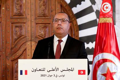 Премьера Туниса избили и заставили подать в отставку