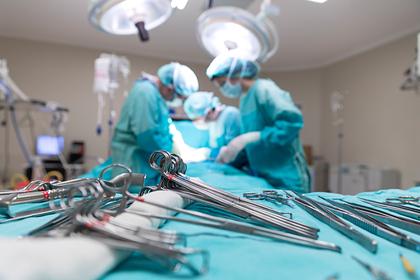 Хирург выжег свои инициалы на пересаженной пациентам печени