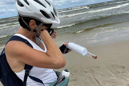 Две женщины нашли на берегу моря душераздирающее послание в бутылке