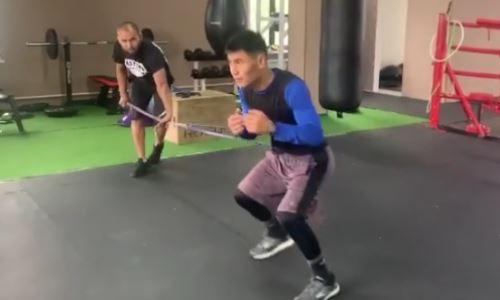 Непобежденный казахстанский боксер продолжает подготовку к первому бою за четыре года. Видео