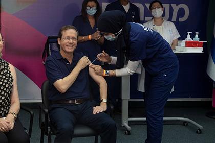 Президент Израиля вакцинировался в третий раз