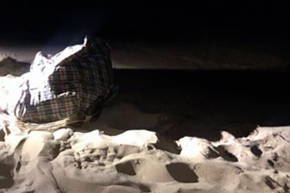 Связанную мертвую женщину нашли в сумке на российском пляже
