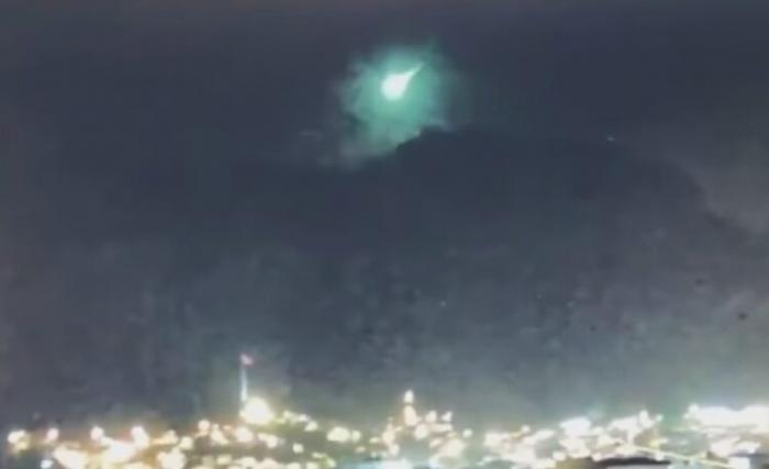 Падение неизвестного объекта в небе над Измиром сняли на видео