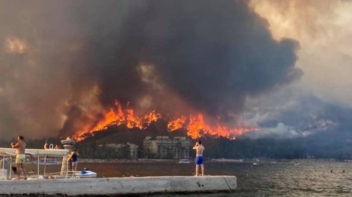 В Турции из-за пожаров эвакуируют туристов из отелей