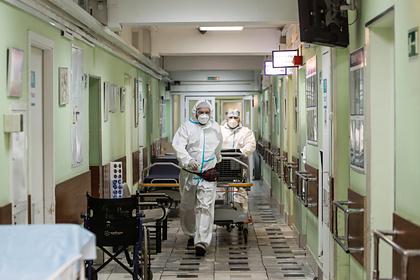 В России заболевшему COVID-19 врачу с 40-летним стажем не нашли места в больнице