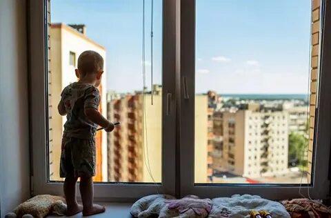 Четырехлетний ребенок выпал с балкона восьмого этажа в Нур-Султане