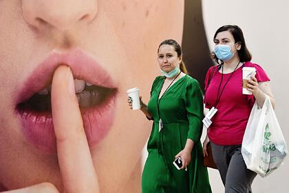 Эксперт показал «растекающиеся» губы пациентки после увеличения