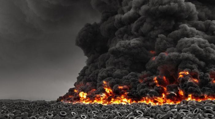 В Кувейте горит самая большая в мире свалка покрышек