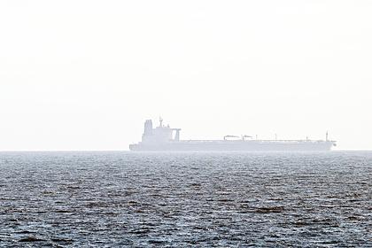 Захваченный у берегов ОАЭ танкер направился в сторону Ирана