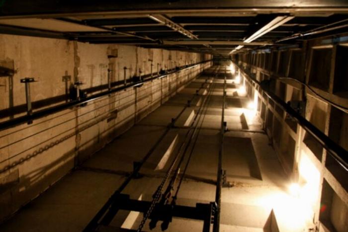 В Атырау с 15 этажа в шахту лифта упали два человека