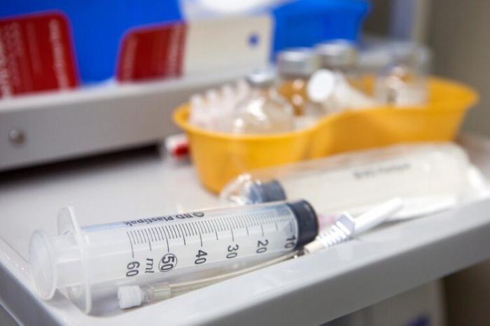 ВОЗ призвала временно приостановить ревакцинацию от коронавируса