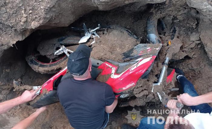 В Житомирской области закопали в землю ворованный мотоцикл, но полиция все равно нашла