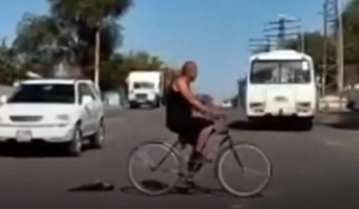 Шокирующее видео: велосипедист привязал кошку и волок ее за собой по Жезказгану