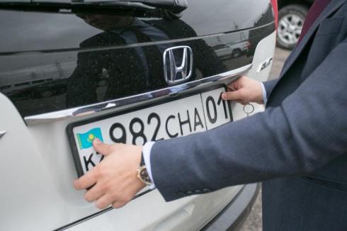 Казахстанцы не могут зарегистрировать авто из-за технического сбоя базы данных таможни