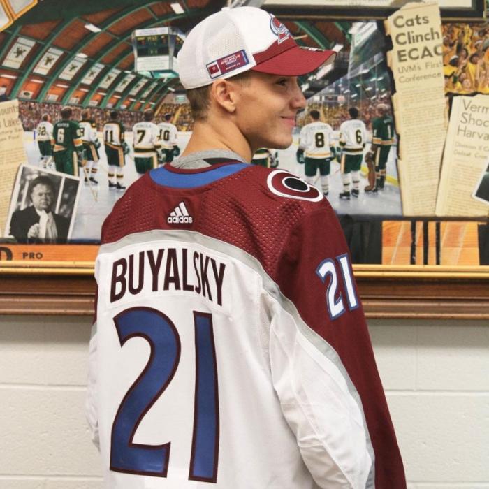 Опубликованы первые фото казахстанского хоккеиста в форме клуба НХЛ «Колорадо Эвеланш»