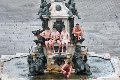 Полуголые туристы залезли в знаменитый фонтан и пили пиво до приезда полиции