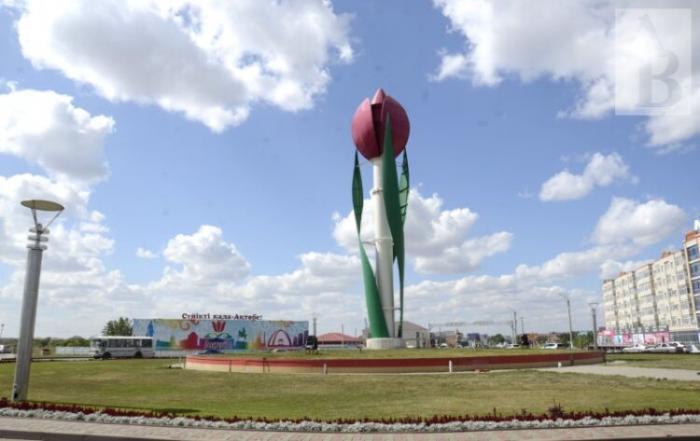 В Актобе неопытный рабочий уронил огромную статую тюльпана вместе с краном