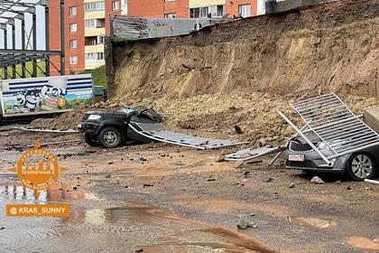 В Красноярске рухнувшая стена придавила несколько машин