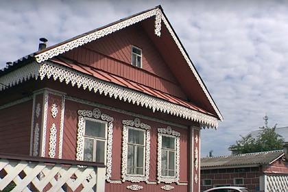 Россиянин превратил дом в сказочный терем и построил ворота-трансформеры в Твери
