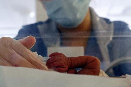 Беременная британка отказалась от вакцинации и родила раньше срока на 16 недель