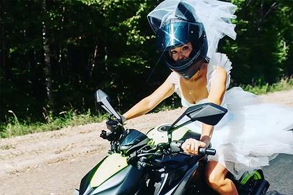 Россиянка научилась водить мотоцикл ради байкерской свадьбы своей мечты