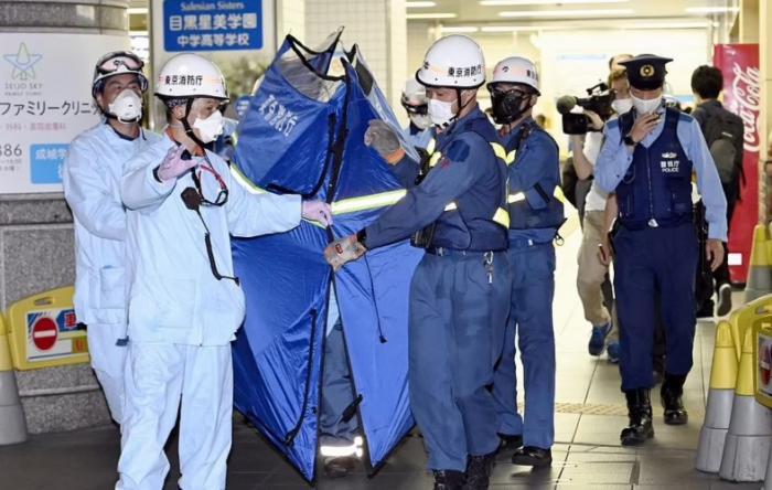 Мужчина с ножом напал на женщин в метро Токио, потому что они 