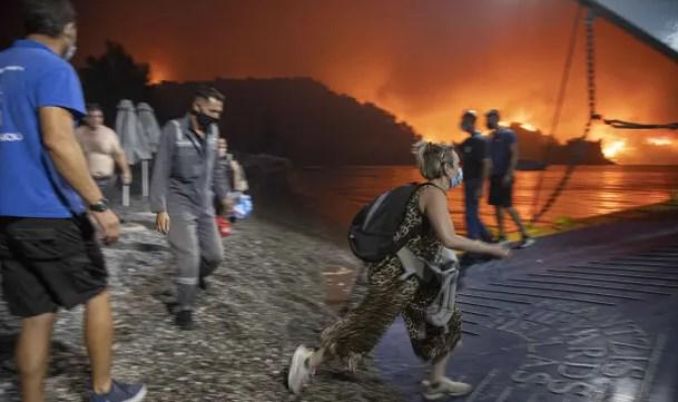 Пожары в Греции. Люди при эвакуации на пароме засняли, как огонь пожирает их дома