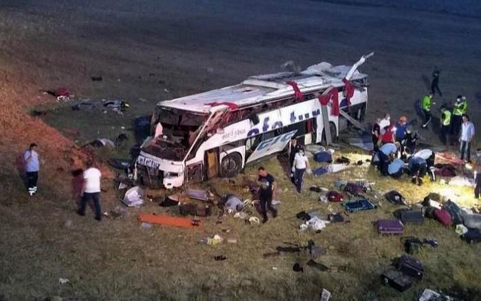 В Турции погибли 14 пассажиров перевернувшегося автобуса