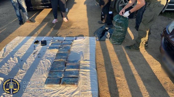 Албанца, румына и украинца поймали на контрабанде кокаина из Эквадора