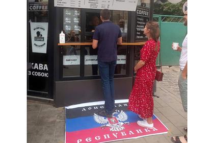 У кофейни во Львове вместо коврика постелили бумагу с изображением флага ДНР